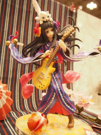 Figure that playing guitar with a cat on the head in Kimono
