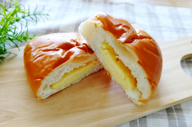 Cream-filled bread (Cream Pan)