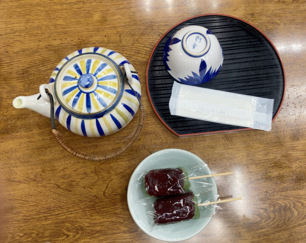 Kusa Dango and Green Tea of Takagi-ya